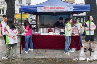 泰山队大比分领先，球迷玩人浪真太嗨了