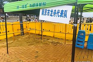 申花队内人士：训练比赛后路易斯经常拉队友交流，了解队友想法